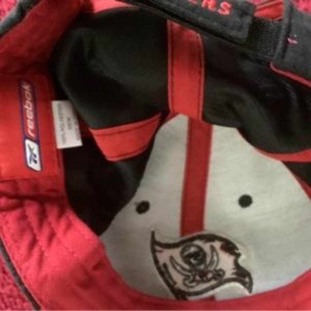 Reebok Black Cap with Red Buccaneers Flag Logo - Picture 3 of 4